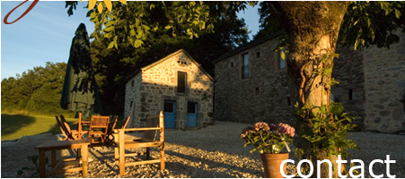 Cours extérieure avec son salon de jardin