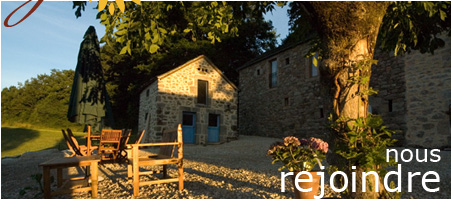 Cours extérieure avec son salon de jardin