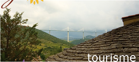 Vue sur le viaduc de Millau depuis le village de Peyre