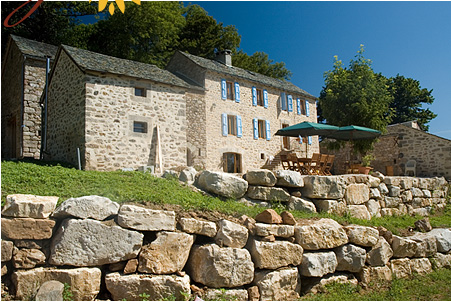 Vue extérieure du Mas en pierre