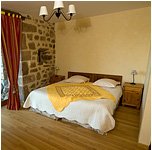 Chambre pittoresque en pierre apparente avec lit double